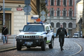 Policejní hummery dál jezdí pražskými ulicemi.