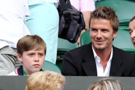 David Beckham (vpravo) se svým synem na Wimbledonu.