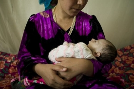 Tádžická matka s dítětem (ilustrační foto).