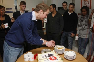 Královská charita pro bezdomovce slaví výročí. Princ William.