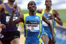 Silas Kiplagat v cíli mužského závodu na 1 500 m v Monaku.