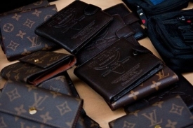 Celníci zadrželi padělky peněženek Louis Vuitton za 46 milionů korun.