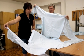 Dvoudílný oblek se skládá z kalhot a haleny.