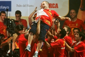 Střelec finálového gólu Andrés Iniesta nad hlavami spoluhráčů.