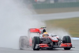 Lewis Hamilton dostal smyk a narazil do ochranné bariéry.