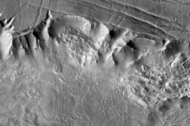 Detail systému kaňonů Valles Marineris na povrchu Marsu.