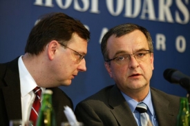 Ministr financí Miroslav Kalousek a premiér Petr Nečas (zprava).