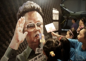 Plakát s Kim Čong-ilem.