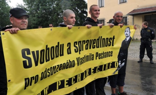 Demonstranti chtěli podpořit vězněného Vlastimila Pechance.