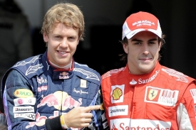 První a druhý na startu. Sebastian Vettel (vlevo) a Fernando Alonso.