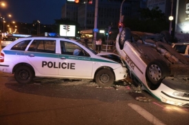 Na křižovatce v Praze-Holešovicích se srazila dvě policejní vozidla.