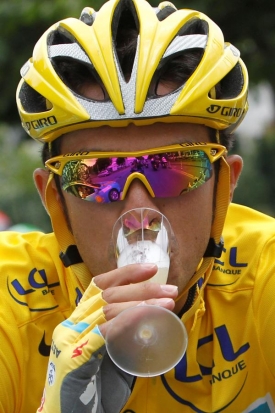 Alberto Contador slaví svůj triumf.