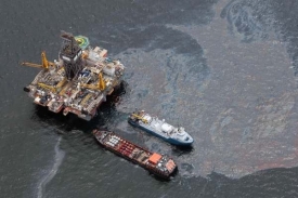 Problémy BP s únikem ropy ohrožují šéfa firmy Tonyho Haywarda.