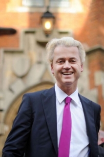 Blonďák Wilders bojuje proti islamizaci Evropy.
