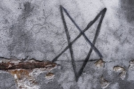 Pentagram na hřbitovní zdi.