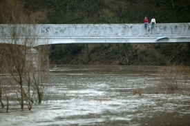 Povodně poškodily koryta řek a potoků.