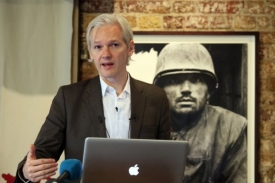 Assange na pondělní tiskové konferenci.