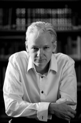Julian Assange si dává pozor.