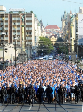 Fanoušci Lechu Poznaň při pochodu Prahou.