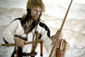 Takto mohl Ötzi vypadat. V ledu se uchoval i jeho oděv a výstroj.