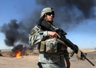 Americký voják hlídá ropovod napadený povstalci v Iráku.