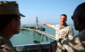 Ropný terminál na jihu Iráku střežený vojáky USA.