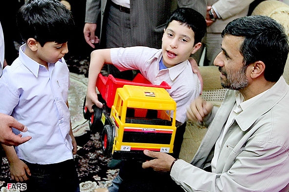 Ahmadínežád má děti rád.