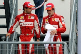 Jezdci Ferrari Felipe Massa a Fernando Alonso.