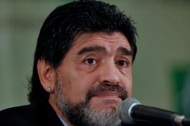 Diego Maradona na tiskové konferenci. Už ví, že skončil.