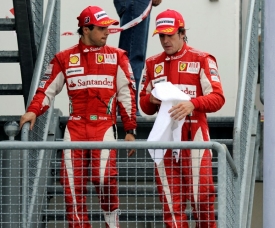 Felipe Massa (vlevo) s kolegou Fernandem Alonsem.