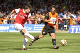 Tomáš Rosický (vlevo) v utkání s Barnetem jako kapitán Arsenalu.