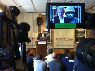 Zakladatel WikiLeaks Julian Assange na tiskové konferenci.