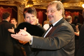 Jančík se svou manželkou na plese v roce 2010.