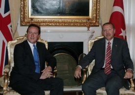 Britský premiér se svým tureckým protějškem Erdoganem (vpravo).