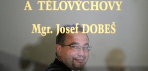 Josef Dobeš nechce snižovat platy učitelům v regionech.