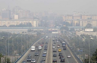 Moskvu dusí smog.