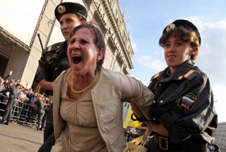 Zásah proti opozičním demonstrantům v Moskvě - květen 2010.