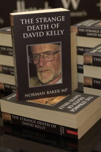 Vražda či sebevražda? Kniha o záhadné smrti Davida Kellyho.