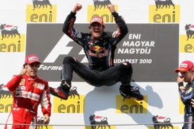 Ostrý kontrast mezi euforií Webbera (uprostřed) a zklamáním Vettela.