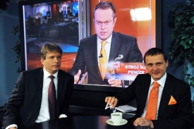 Ministr dopravy Vít Bárta (vpravo) byl hostem Otázek Václava Moravce.