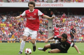 Tomáš Rosický v dresu Arsenalu na přípravném Emirates Cupu.