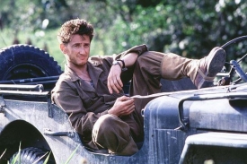 Sean Penn ve filmu Tenká červená linie.