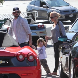 Zpěvačka navštívila s rodinou prodejnu aut značky Ferrari.