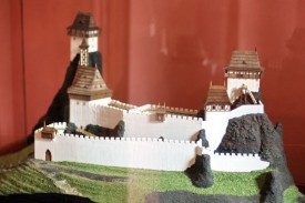 Takhle nějak mohl hrad Trosky v minulosti vypadat.
