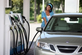 Ceny benzinu v Česku klesají mírně, mohly by přitom výrazně víc.