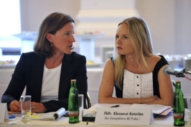 Místopředsedkyně VV Kateřina Klasnová s Karolínou Peake (zprava).