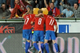 Fotbalisté Plzně se radují z gólu Limberského do sítě Besiktase.