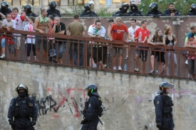 Policie při protestech fanoušků Bohemians a Slavie (ilustrační foto).