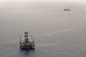 Firma BP zahájí další pokus o ucpání ropného vrtu v Mexickém zálivu.