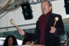 Václav Havel loni na festivalu vystoupil i jako aktivní účinkující.
